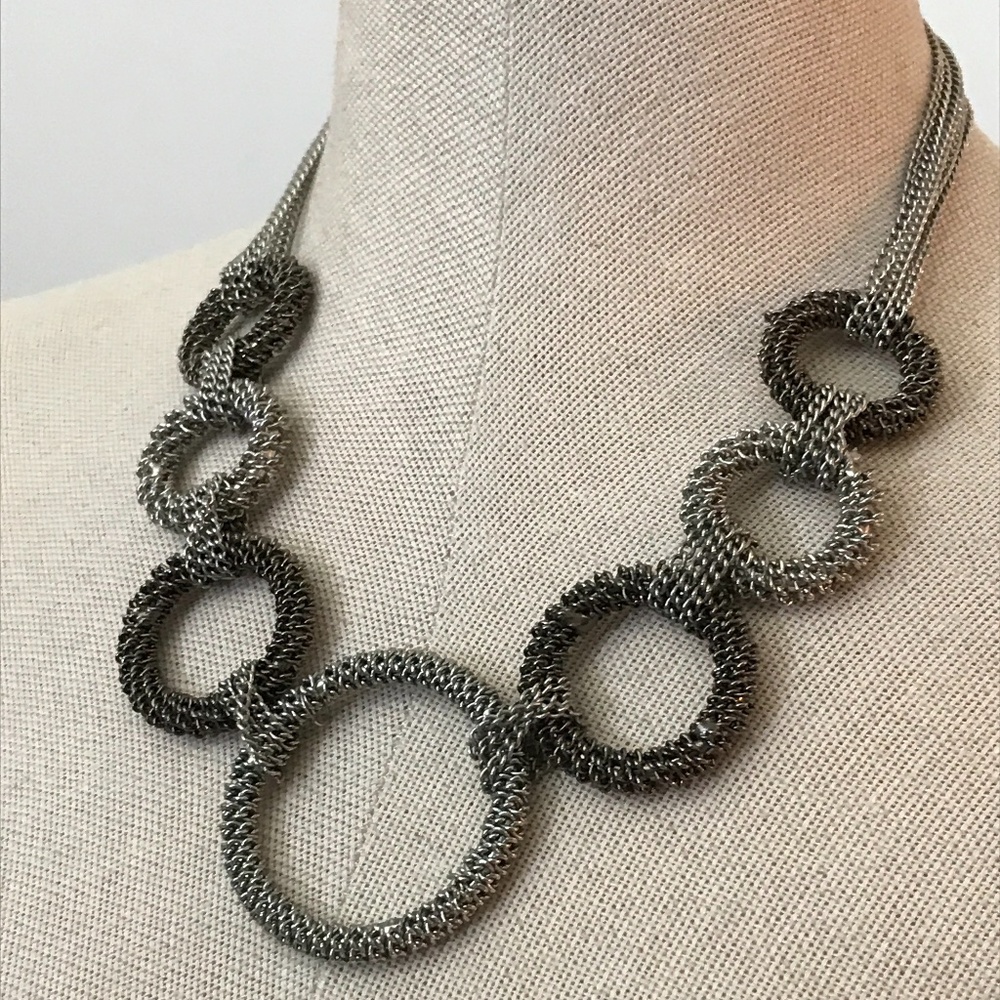 Gorgeous Circle motif necklace